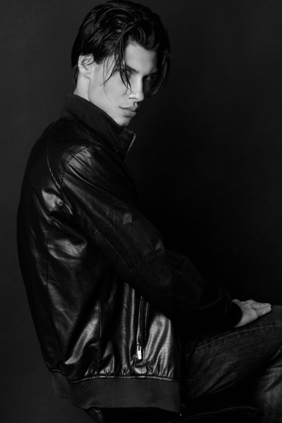 年轻男士黑白时尚图片下载