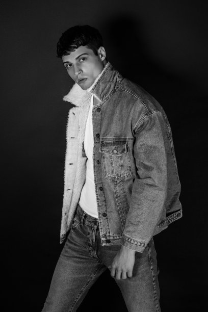 黑人和白人年轻男性时尚肖像图片下载