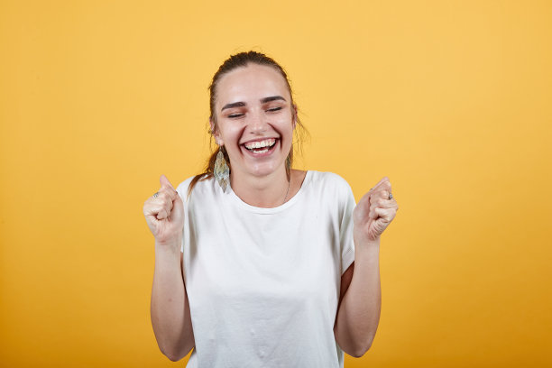 女孩获得了一些东西来显示自己的快乐图片下载