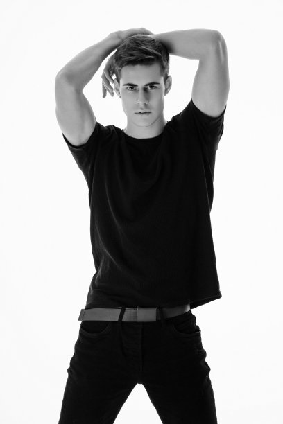 黑人和白人青少年男性时尚肖像图片下载