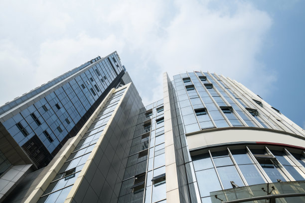 现代城市建筑，中国青岛的摩天大楼图片下载