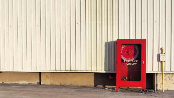 消防水龙带柜安装在工厂室外图片下载