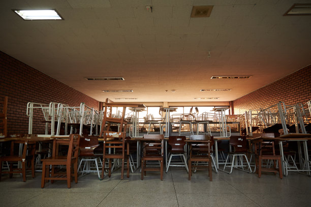 课桌和椅子图片下载