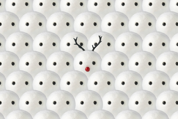 雪人的背景有一个雪人和圣诞驯鹿的鹿角。图片下载