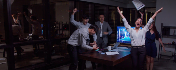 亚洲商务团队庆祝胜利的双手和舞蹈后的辛勤工作在晚上，快乐的办公室概念，水平横幅为网站设计图片下载