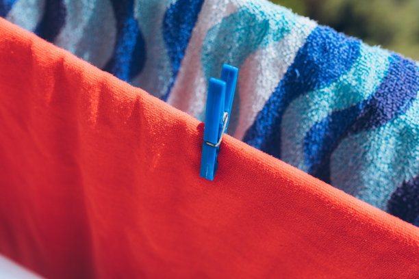 清洁和洗衣服。干净干净的衣服。在沙滩毛巾上放衣服别针或别针。图片下载