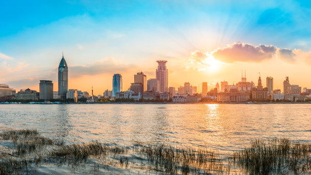上海的城市天际线和日落美丽的天空图片下载