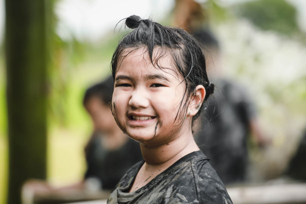 亚洲女孩在泥里玩图片下载