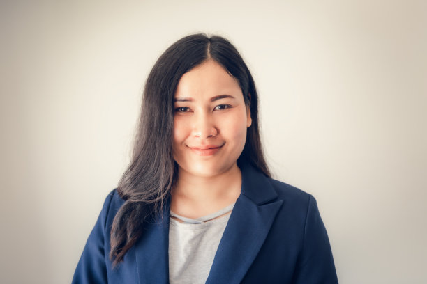 肖像亚洲女商人站在孤立的背景，有吸引力的开朗的女商人与小微笑看着相机。聪明自信的商人企业家图片下载