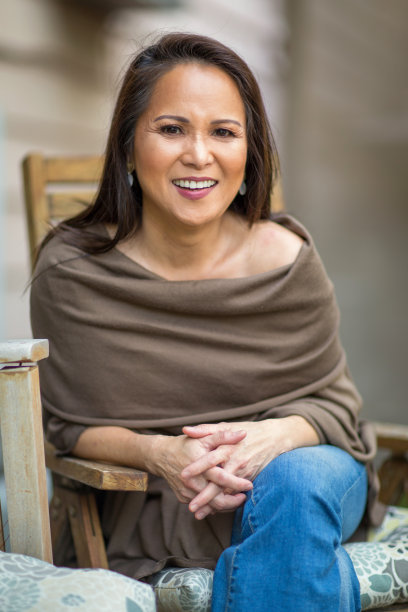 快乐成熟的亚洲女人笑和微笑。图片下载