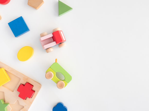 孩子学习概念与堆叠玩具在白色的桌子背景。图片下载