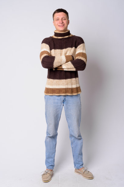 全身照片，快乐的年轻人微笑着双臂交叉准备过冬图片下载