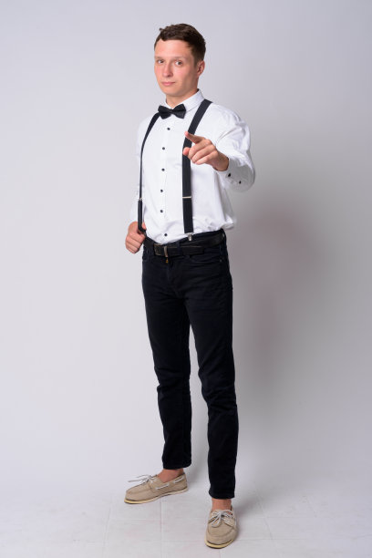 全身拍摄的年轻商人与吊带指向相机图片下载