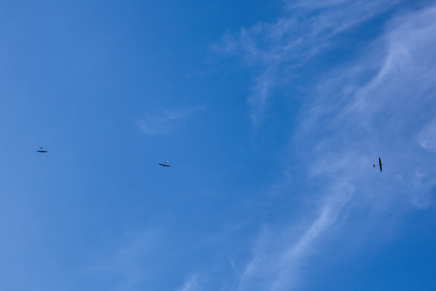 三架无线电控制的火箭飞机在天空中翱翔。图片下载