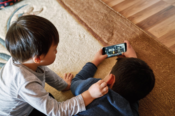 孩子玩智能手机。图片下载