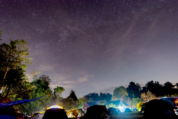 繁星满天的夜晚，在山上露营帐篷。图片下载