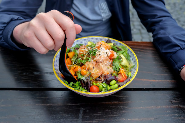 游客吃健康的超级食物沙拉碗图片下载