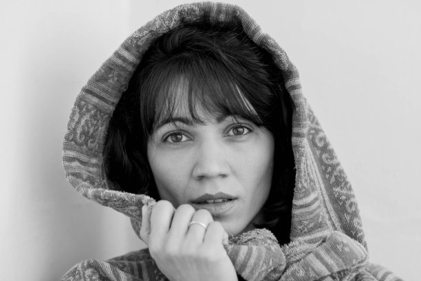 一个年轻女子的黑白肖像，带着困惑的表情看着镜头前图片下载