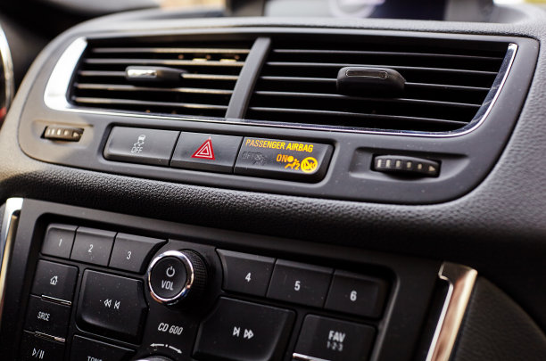 现代汽车的仪表板上。多媒体控制系统。汽车空调。内部细节。模糊图像，选择性聚焦图片下载
