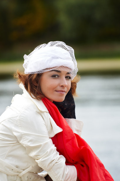 描绘穿着复古服装和配饰的女性。秋天的鲜艳色彩图片下载