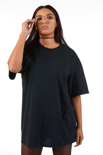 都市街头时尚模特穿着一件空白的超大号t恤裙，非常适合你的设计图片下载