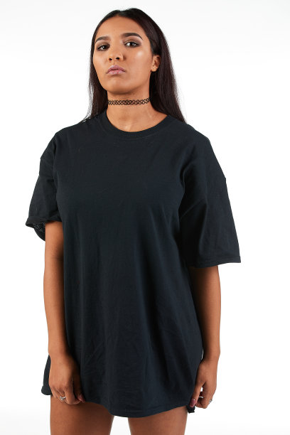 都市街头时尚模特穿着一件空白的超大号t恤裙，非常适合你的设计图片下载