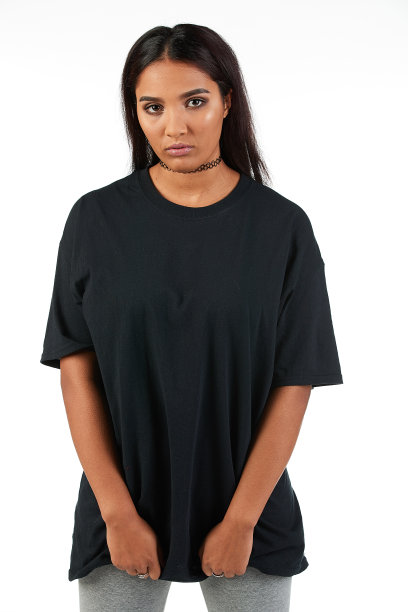 都市街头时尚模特穿着一件空白的超大号t恤裙，非常适合你的设计图片下载