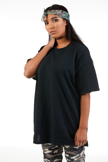 都市街头时尚模特穿着一件空白的超大号t恤裙，非常适合你的设计图片下载