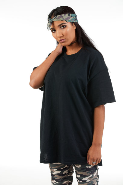 都市街头时尚模特穿着一件空白的超大号t恤裙，非常适合你的设计图片下载