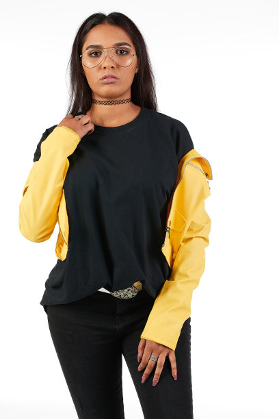 都市街头时尚模特穿着一件空白的超大号t恤裙，非常适合你的设计图片下载