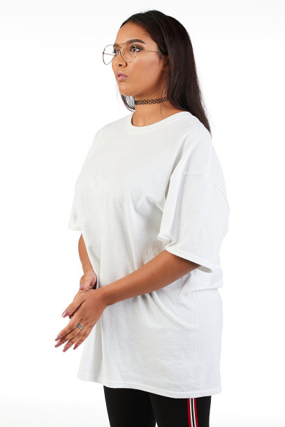 都市街头时尚模特穿着一件空白的超大号t恤裙，非常适合你的设计图片下载