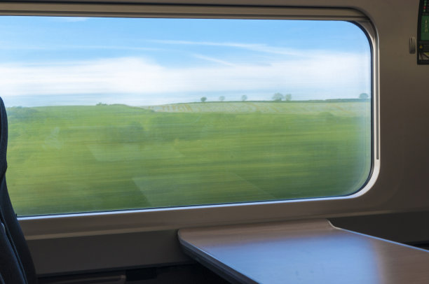 从运动中的火车窗口看到的抽象景观图片下载