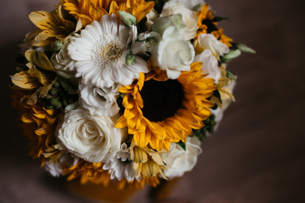 近距离的照片婚礼花束的向日葵和玫瑰。图片下载