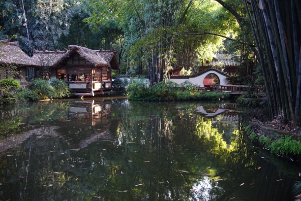 杜甫草堂里美丽的湖和竹园，是唐代著名诗人杜甫的故乡。图片下载