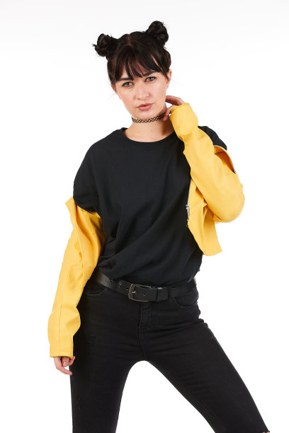 都市街头时尚模特穿着一件空白的超大号t恤裙，非常适合你的设计图片下载