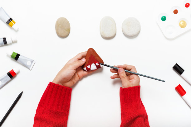 孩子用手在石头上刷房子。图片下载