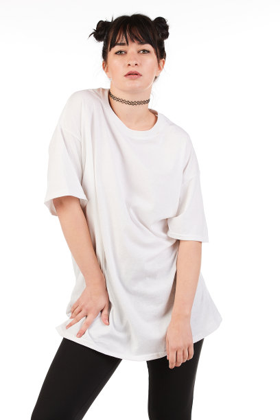 都市街头时尚模特穿着一件空白的超大号t恤裙，非常适合你的设计图片下载