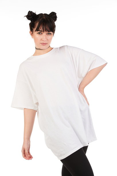 都市街头时尚模特穿着一件空白的超大号t恤裙，非常适合你的设计图片下载