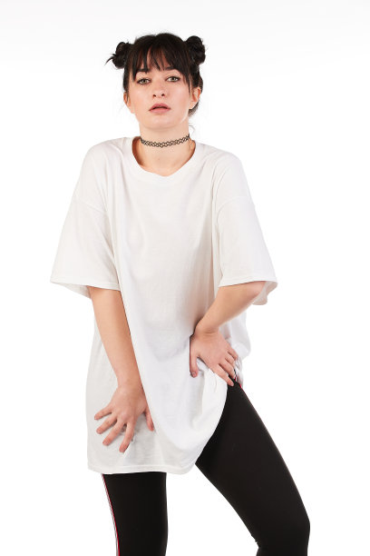 都市街头时尚模特穿着一件空白的超大号t恤裙，非常适合你的设计图片下载