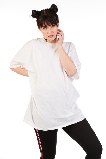 都市街头时尚模特穿着一件空白的超大号t恤裙，非常适合你的设计图片下载