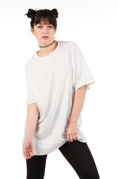 都市街头时尚模特穿着一件空白的超大号t恤裙，非常适合你的设计图片下载
