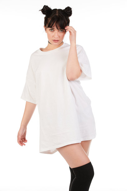 都市街头时尚模特穿着一件空白的超大号t恤裙，非常适合你的设计图片下载