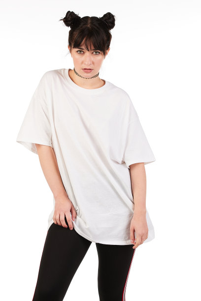 都市街头时尚模特穿着一件空白的超大号t恤裙，非常适合你的设计图片下载