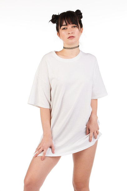 都市街头时尚模特穿着一件空白的超大号t恤裙，非常适合你的设计图片下载