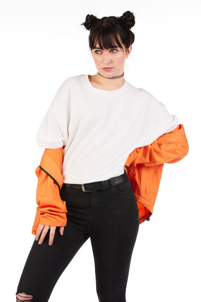 都市街头时尚模特穿着一件空白的超大号t恤裙，非常适合你的设计图片下载