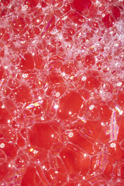 浴水泡沫泡沫的特写背景在红色图片下载