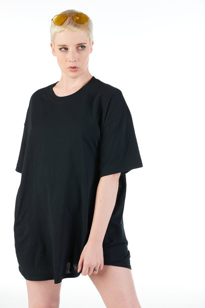都市街头时尚模特穿着一件空白的超大号t恤裙，非常适合你的设计图片下载