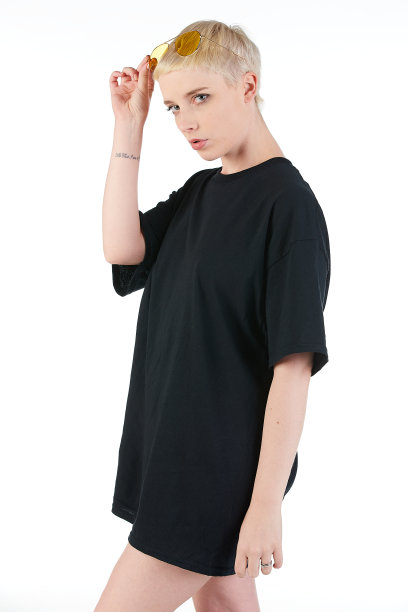 都市街头时尚模特穿着一件空白的超大号t恤裙，非常适合你的设计图片下载