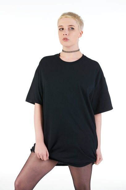 都市街头时尚模特穿着一件空白的超大号t恤裙，非常适合你的设计图片下载