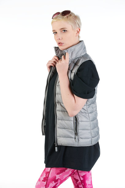 都市街头时尚模特穿着一件空白的超大号t恤裙，非常适合你的设计图片下载